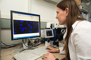 网赌论坛有哪些 student in her lab.