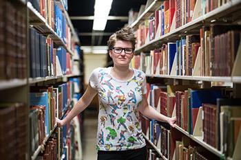 网赌论坛有哪些 英语 major photographed in Rush Rhees Library.