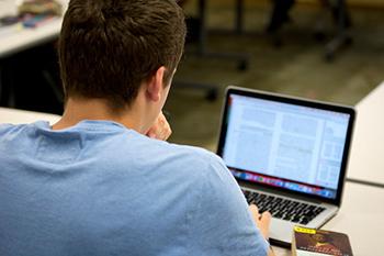 网赌论坛有哪些 students participate in the Writing, Speaking, and Argument Program class.