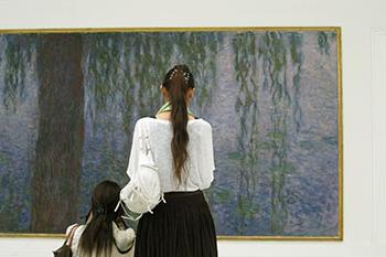 Two women in front of a 法国 painting